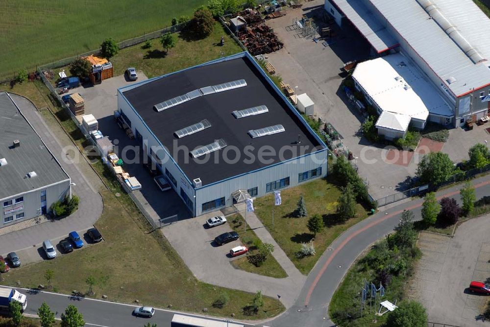 Rangsdorf from above - Blick auf die Werkhalle der Fräntzel Kunststoffe GmbH im Gewerbegebiet Theresenhof, Am Spitzberg 1,15806 Groß-Machnow.Die Firma Fräntzel Kunststoffe stellt sich als innovatives Unternehmen vor. Es wurde 1987 als GbR von den Brüdern Detlef und Frank Fräntzel in Berlin-Tempelhof gegründet. Die Umwandlung in eine GmbH erfolgte 1991. 1995 wurde der Firmensitz nach Groß Machnow in eigene Räume verlegt. Die Produktionsfläche beträgt ca. 2000 m². 14 Mitarbeiter verarbeiten Acrylglas (Altuglas), Polycarbonat (Lexan), PVC, PE, PP, PS und modifizierte Kunststoffe. Telefon oder Fax: Tel: 033708 - 42 3 0,Fax: 033708 - 42 3 33,e-mail: webmaster@fraentzel-kunststoffe.de