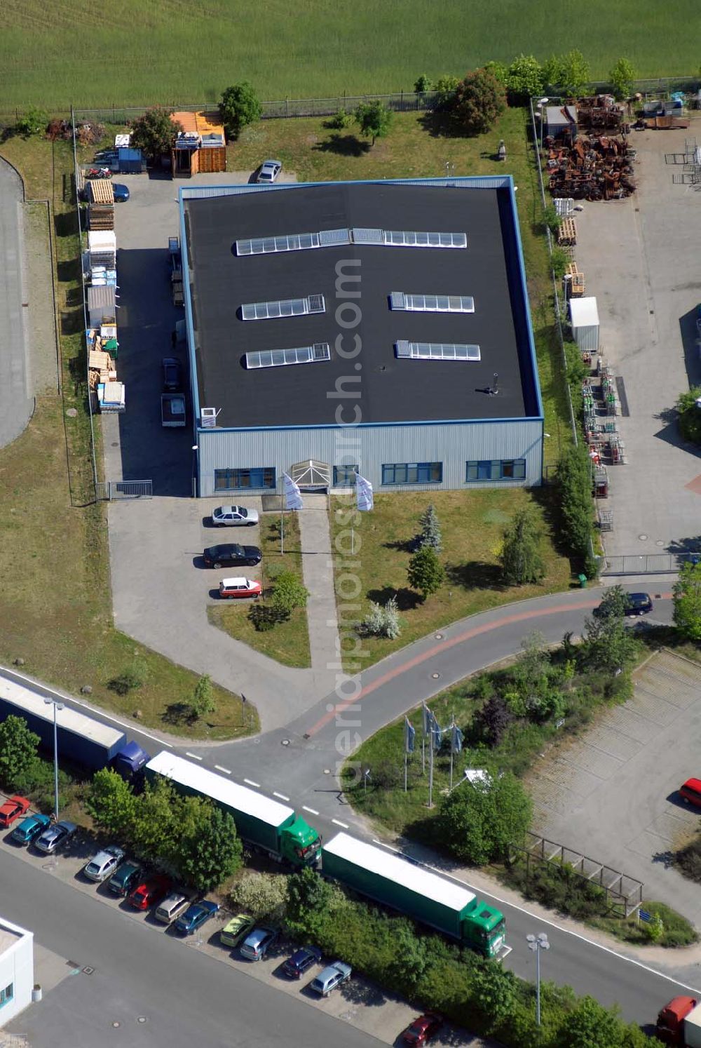 Aerial image Rangsdorf - Blick auf die Werkhalle der Fräntzel Kunststoffe GmbH im Gewerbegebiet Theresenhof, Am Spitzberg 1,15806 Groß-Machnow.Die Firma Fräntzel Kunststoffe stellt sich als innovatives Unternehmen vor. Es wurde 1987 als GbR von den Brüdern Detlef und Frank Fräntzel in Berlin-Tempelhof gegründet. Die Umwandlung in eine GmbH erfolgte 1991. 1995 wurde der Firmensitz nach Groß Machnow in eigene Räume verlegt. Die Produktionsfläche beträgt ca. 2000 m². 14 Mitarbeiter verarbeiten Acrylglas (Altuglas), Polycarbonat (Lexan), PVC, PE, PP, PS und modifizierte Kunststoffe. Telefon oder Fax: Tel: 033708 - 42 3 0,Fax: 033708 - 42 3 33,e-mail: webmaster@fraentzel-kunststoffe.de