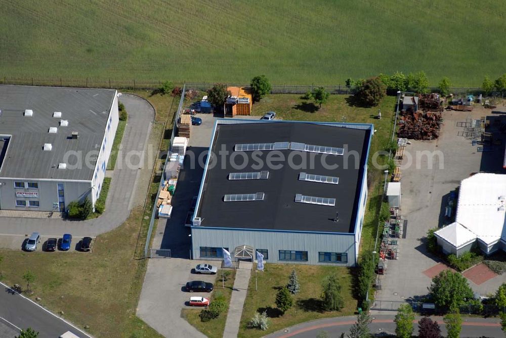 Aerial photograph Rangsdorf - Blick auf die Werkhalle der Fräntzel Kunststoffe GmbH im Gewerbegebiet Theresenhof, Am Spitzberg 1,15806 Groß-Machnow.Die Firma Fräntzel Kunststoffe stellt sich als innovatives Unternehmen vor. Es wurde 1987 als GbR von den Brüdern Detlef und Frank Fräntzel in Berlin-Tempelhof gegründet. Die Umwandlung in eine GmbH erfolgte 1991. 1995 wurde der Firmensitz nach Groß Machnow in eigene Räume verlegt. Die Produktionsfläche beträgt ca. 2000 m². 14 Mitarbeiter verarbeiten Acrylglas (Altuglas), Polycarbonat (Lexan), PVC, PE, PP, PS und modifizierte Kunststoffe. Telefon oder Fax: Tel: 033708 - 42 3 0,Fax: 033708 - 42 3 33,e-mail: webmaster@fraentzel-kunststoffe.de