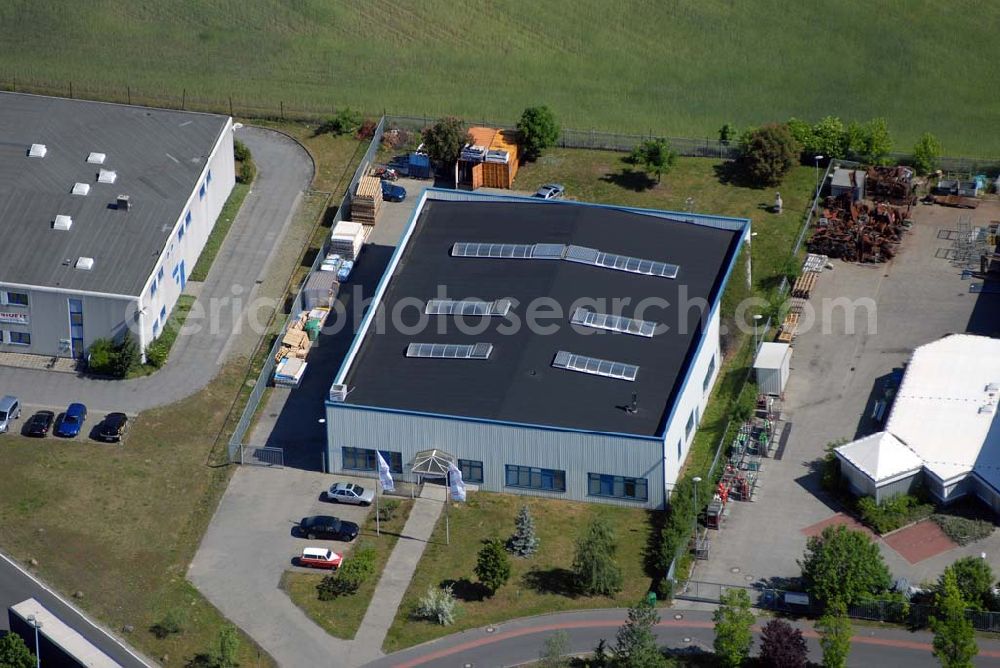 Rangsdorf from above - Blick auf die Werkhalle der Fräntzel Kunststoffe GmbH im Gewerbegebiet Theresenhof, Am Spitzberg 1,15806 Groß-Machnow.Die Firma Fräntzel Kunststoffe stellt sich als innovatives Unternehmen vor. Es wurde 1987 als GbR von den Brüdern Detlef und Frank Fräntzel in Berlin-Tempelhof gegründet. Die Umwandlung in eine GmbH erfolgte 1991. 1995 wurde der Firmensitz nach Groß Machnow in eigene Räume verlegt. Die Produktionsfläche beträgt ca. 2000 m². 14 Mitarbeiter verarbeiten Acrylglas (Altuglas), Polycarbonat (Lexan), PVC, PE, PP, PS und modifizierte Kunststoffe. Telefon oder Fax: Tel: 033708 - 42 3 0,Fax: 033708 - 42 3 33,e-mail: webmaster@fraentzel-kunststoffe.de