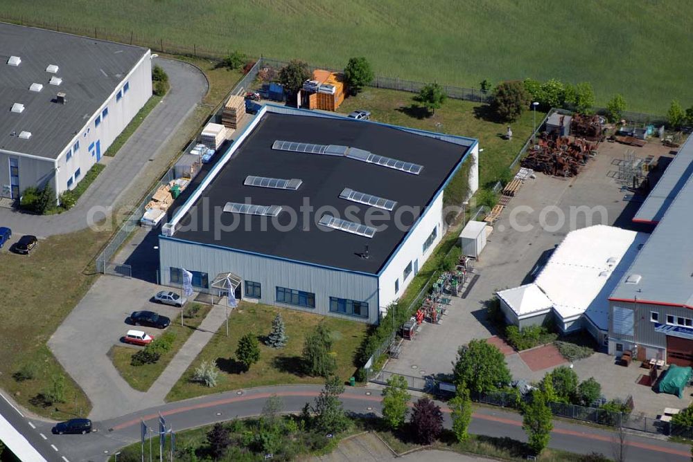 Rangsdorf from the bird's eye view: Blick auf die Werkhalle der Fräntzel Kunststoffe GmbH im Gewerbegebiet Theresenhof, Am Spitzberg 1,15806 Groß-Machnow.Die Firma Fräntzel Kunststoffe stellt sich als innovatives Unternehmen vor. Es wurde 1987 als GbR von den Brüdern Detlef und Frank Fräntzel in Berlin-Tempelhof gegründet. Die Umwandlung in eine GmbH erfolgte 1991. 1995 wurde der Firmensitz nach Groß Machnow in eigene Räume verlegt. Die Produktionsfläche beträgt ca. 2000 m². 14 Mitarbeiter verarbeiten Acrylglas (Altuglas), Polycarbonat (Lexan), PVC, PE, PP, PS und modifizierte Kunststoffe. Telefon oder Fax: Tel: 033708 - 42 3 0,Fax: 033708 - 42 3 33,e-mail: webmaster@fraentzel-kunststoffe.de