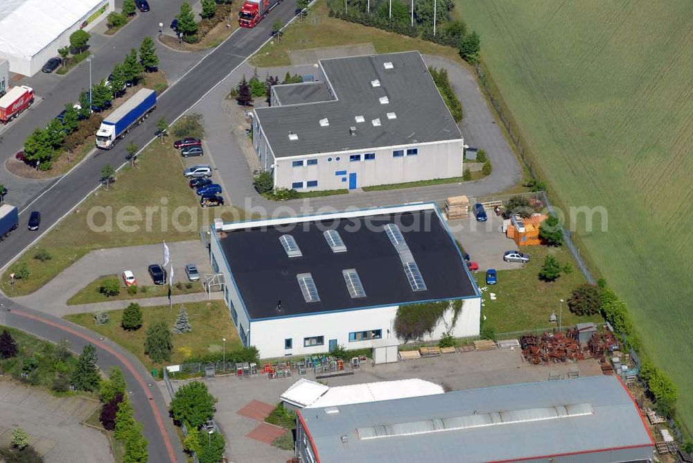 Aerial image Rangsdorf - Blick auf die Werkhalle der Fräntzel Kunststoffe GmbH im Gewerbegebiet Theresenhof, Am Spitzberg 1,15806 Groß-Machnow.Die Firma Fräntzel Kunststoffe stellt sich als innovatives Unternehmen vor. Es wurde 1987 als GbR von den Brüdern Detlef und Frank Fräntzel in Berlin-Tempelhof gegründet. Die Umwandlung in eine GmbH erfolgte 1991. 1995 wurde der Firmensitz nach Groß Machnow in eigene Räume verlegt. Die Produktionsfläche beträgt ca. 2000 m². 14 Mitarbeiter verarbeiten Acrylglas (Altuglas), Polycarbonat (Lexan), PVC, PE, PP, PS und modifizierte Kunststoffe. Telefon oder Fax: Tel: 033708 - 42 3 0,Fax: 033708 - 42 3 33,e-mail: webmaster@fraentzel-kunststoffe.de