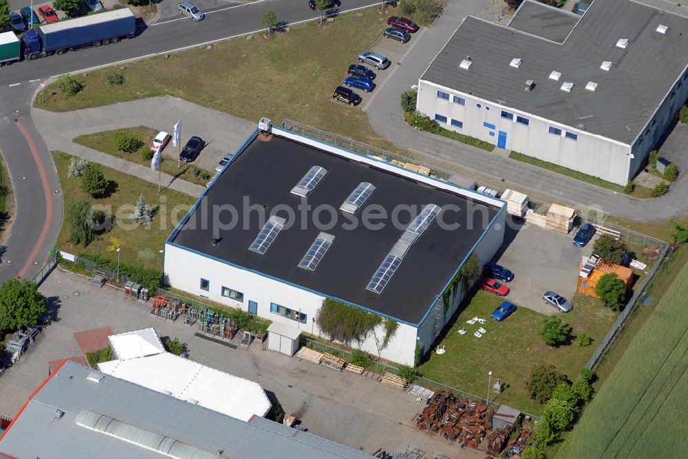 Aerial photograph Rangsdorf - Blick auf die Werkhalle der Fräntzel Kunststoffe GmbH im Gewerbegebiet Theresenhof, Am Spitzberg 1,15806 Groß-Machnow.Die Firma Fräntzel Kunststoffe stellt sich als innovatives Unternehmen vor. Es wurde 1987 als GbR von den Brüdern Detlef und Frank Fräntzel in Berlin-Tempelhof gegründet. Die Umwandlung in eine GmbH erfolgte 1991. 1995 wurde der Firmensitz nach Groß Machnow in eigene Räume verlegt. Die Produktionsfläche beträgt ca. 2000 m². 14 Mitarbeiter verarbeiten Acrylglas (Altuglas), Polycarbonat (Lexan), PVC, PE, PP, PS und modifizierte Kunststoffe. Telefon oder Fax: Tel: 033708 - 42 3 0,Fax: 033708 - 42 3 33,e-mail: webmaster@fraentzel-kunststoffe.de