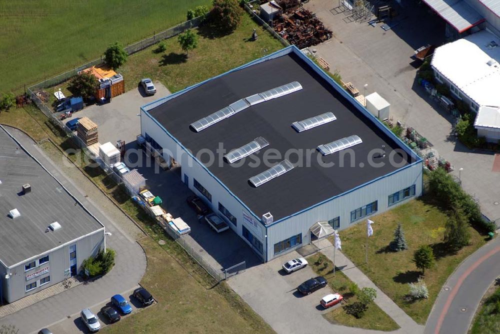 Rangsdorf from the bird's eye view: Blick auf die Werkhalle der Fräntzel Kunststoffe GmbH im Gewerbegebiet Theresenhof, Am Spitzberg 1,15806 Groß-Machnow.Die Firma Fräntzel Kunststoffe stellt sich als innovatives Unternehmen vor. Es wurde 1987 als GbR von den Brüdern Detlef und Frank Fräntzel in Berlin-Tempelhof gegründet. Die Umwandlung in eine GmbH erfolgte 1991. 1995 wurde der Firmensitz nach Groß Machnow in eigene Räume verlegt. Die Produktionsfläche beträgt ca. 2000 m². 14 Mitarbeiter verarbeiten Acrylglas (Altuglas), Polycarbonat (Lexan), PVC, PE, PP, PS und modifizierte Kunststoffe. Telefon oder Fax: Tel: 033708 - 42 3 0,Fax: 033708 - 42 3 33,e-mail: webmaster@fraentzel-kunststoffe.de