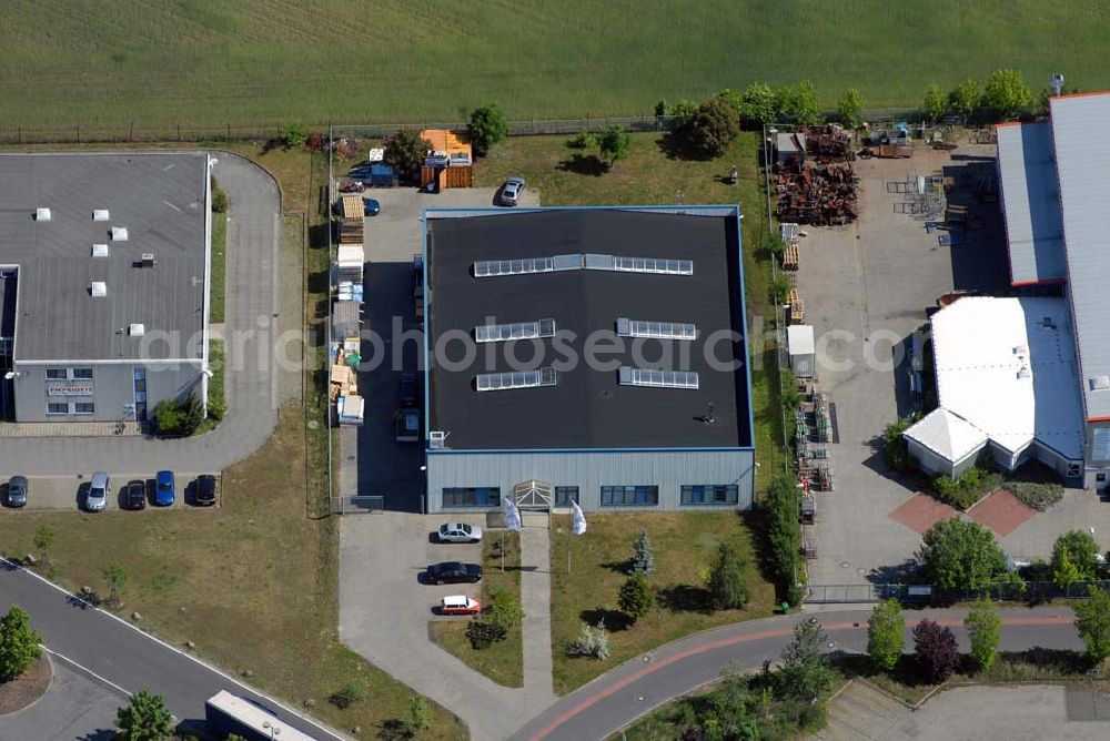 Aerial image Rangsdorf - Blick auf die Werkhalle der Fräntzel Kunststoffe GmbH im Gewerbegebiet Theresenhof, Am Spitzberg 1,15806 Groß-Machnow.Die Firma Fräntzel Kunststoffe stellt sich als innovatives Unternehmen vor. Es wurde 1987 als GbR von den Brüdern Detlef und Frank Fräntzel in Berlin-Tempelhof gegründet. Die Umwandlung in eine GmbH erfolgte 1991. 1995 wurde der Firmensitz nach Groß Machnow in eigene Räume verlegt. Die Produktionsfläche beträgt ca. 2000 m². 14 Mitarbeiter verarbeiten Acrylglas (Altuglas), Polycarbonat (Lexan), PVC, PE, PP, PS und modifizierte Kunststoffe. Telefon oder Fax: Tel: 033708 - 42 3 0,Fax: 033708 - 42 3 33,e-mail: webmaster@fraentzel-kunststoffe.de