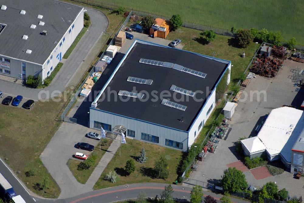 Aerial photograph Rangsdorf - Blick auf die Werkhalle der Fräntzel Kunststoffe GmbH im Gewerbegebiet Theresenhof, Am Spitzberg 1,15806 Groß-Machnow.Die Firma Fräntzel Kunststoffe stellt sich als innovatives Unternehmen vor. Es wurde 1987 als GbR von den Brüdern Detlef und Frank Fräntzel in Berlin-Tempelhof gegründet. Die Umwandlung in eine GmbH erfolgte 1991. 1995 wurde der Firmensitz nach Groß Machnow in eigene Räume verlegt. Die Produktionsfläche beträgt ca. 2000 m². 14 Mitarbeiter verarbeiten Acrylglas (Altuglas), Polycarbonat (Lexan), PVC, PE, PP, PS und modifizierte Kunststoffe. Telefon oder Fax: Tel: 033708 - 42 3 0,Fax: 033708 - 42 3 33,e-mail: webmaster@fraentzel-kunststoffe.de