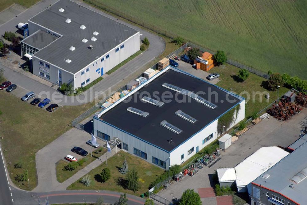 Rangsdorf from above - Blick auf die Werkhalle der Fräntzel Kunststoffe GmbH im Gewerbegebiet Theresenhof, Am Spitzberg 1,15806 Groß-Machnow.Die Firma Fräntzel Kunststoffe stellt sich als innovatives Unternehmen vor. Es wurde 1987 als GbR von den Brüdern Detlef und Frank Fräntzel in Berlin-Tempelhof gegründet. Die Umwandlung in eine GmbH erfolgte 1991. 1995 wurde der Firmensitz nach Groß Machnow in eigene Räume verlegt. Die Produktionsfläche beträgt ca. 2000 m². 14 Mitarbeiter verarbeiten Acrylglas (Altuglas), Polycarbonat (Lexan), PVC, PE, PP, PS und modifizierte Kunststoffe. Telefon oder Fax: Tel: 033708 - 42 3 0,Fax: 033708 - 42 3 33,e-mail: webmaster@fraentzel-kunststoffe.de