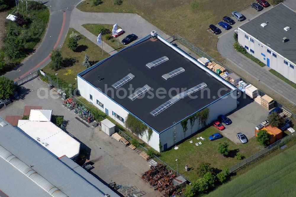 Aerial image Rangsdorf - Blick auf die Werkhalle der Fräntzel Kunststoffe GmbH im Gewerbegebiet Theresenhof, Am Spitzberg 1,15806 Groß-Machnow.Die Firma Fräntzel Kunststoffe stellt sich als innovatives Unternehmen vor. Es wurde 1987 als GbR von den Brüdern Detlef und Frank Fräntzel in Berlin-Tempelhof gegründet. Die Umwandlung in eine GmbH erfolgte 1991. 1995 wurde der Firmensitz nach Groß Machnow in eigene Räume verlegt. Die Produktionsfläche beträgt ca. 2000 m². 14 Mitarbeiter verarbeiten Acrylglas (Altuglas), Polycarbonat (Lexan), PVC, PE, PP, PS und modifizierte Kunststoffe. Telefon oder Fax: Tel: 033708 - 42 3 0,Fax: 033708 - 42 3 33,e-mail: webmaster@fraentzel-kunststoffe.de