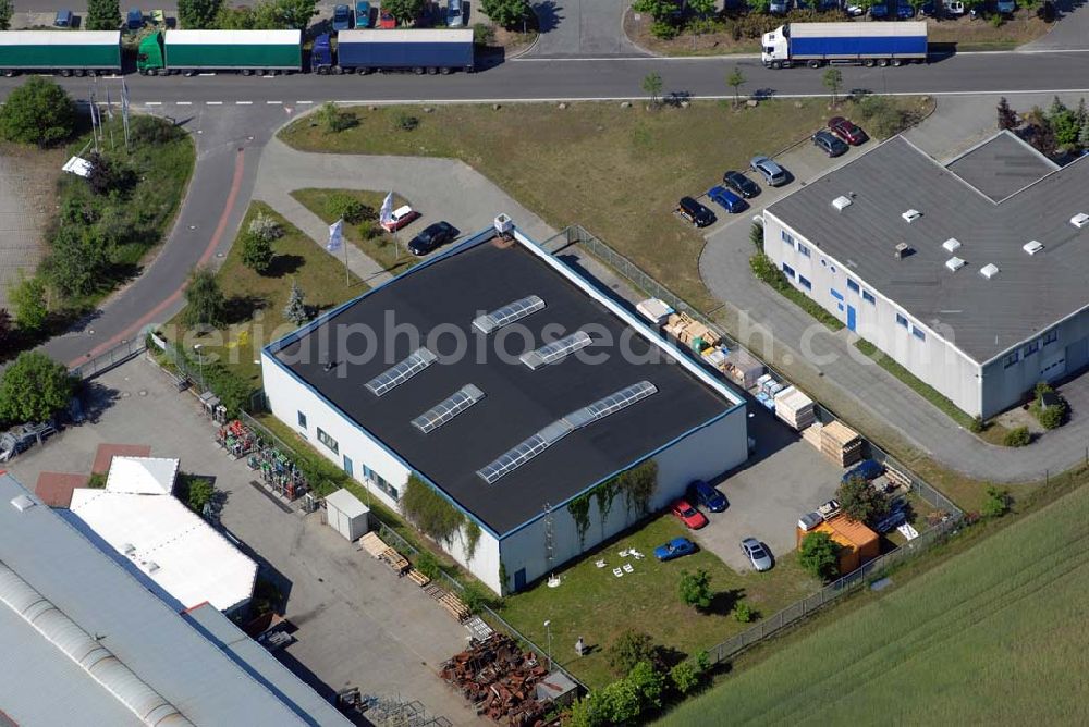 Aerial photograph Rangsdorf - Blick auf die Werkhalle der Fräntzel Kunststoffe GmbH im Gewerbegebiet Theresenhof, Am Spitzberg 1,15806 Groß-Machnow.Die Firma Fräntzel Kunststoffe stellt sich als innovatives Unternehmen vor. Es wurde 1987 als GbR von den Brüdern Detlef und Frank Fräntzel in Berlin-Tempelhof gegründet. Die Umwandlung in eine GmbH erfolgte 1991. 1995 wurde der Firmensitz nach Groß Machnow in eigene Räume verlegt. Die Produktionsfläche beträgt ca. 2000 m². 14 Mitarbeiter verarbeiten Acrylglas (Altuglas), Polycarbonat (Lexan), PVC, PE, PP, PS und modifizierte Kunststoffe. Telefon oder Fax: Tel: 033708 - 42 3 0,Fax: 033708 - 42 3 33,e-mail: webmaster@fraentzel-kunststoffe.de