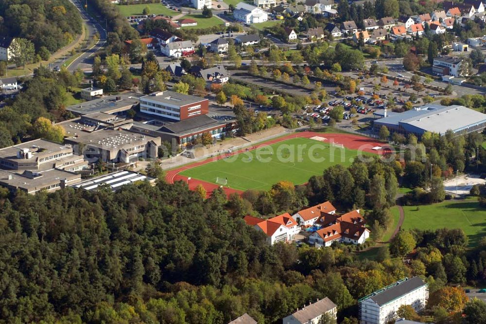 Wetzlar from above - Wetzlar, ehemals Reichsstadt und Sitz des Reichskammergerichts, ist die Kreisstadt des Lahn-Dill-Kreises und zugleich ein wirtschaftliches und kulturelles Zentrum sowie der herausragende Industriestandort in Mittelhessen. Das Stadtgebiet liegt in Höhe der Dillmündung in die Lahn.Im Vordergrund Der Sportplatz der Goethe-Schule; Frankfurter Str. 72; 35578 Wetzlar; 06441 97820; Stadtverwaltung: Ernst-Leitz-Straße 30; 35578 Wetzlar; Webpräsenz: