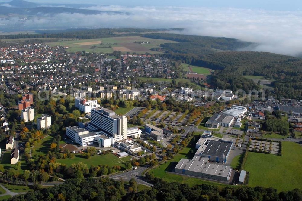 Wetzlar from the bird's eye view: Wetzlar, ehemals Reichsstadt und Sitz des Reichskammergerichts, ist die Kreisstadt des Lahn-Dill-Kreises und zugleich ein wirtschaftliches und kulturelles Zentrum sowie der herausragende Industriestandort in Mittelhessen. Das Stadtgebiet liegt in Höhe der Dillmündung in die Lahn.Im Vordergrund das Klinikum Wetzlar-Braunfels (jährlich ca. 25.000 Patienten) über eines der größten Krankenhäuser der Region. Forsthausstr. 1-3a · 35578 Wetzlar; Telefon 06441/79 - 1 · Fax 06441/79- 2034. B & R Entwicklungs- und Konstruktions GmbH Hörnsheimer Eck 1;Adresse der Stadtverwaltung: Ernst-Leitz-Straße 30; 35578 Wetzlar; Webpräsenz: