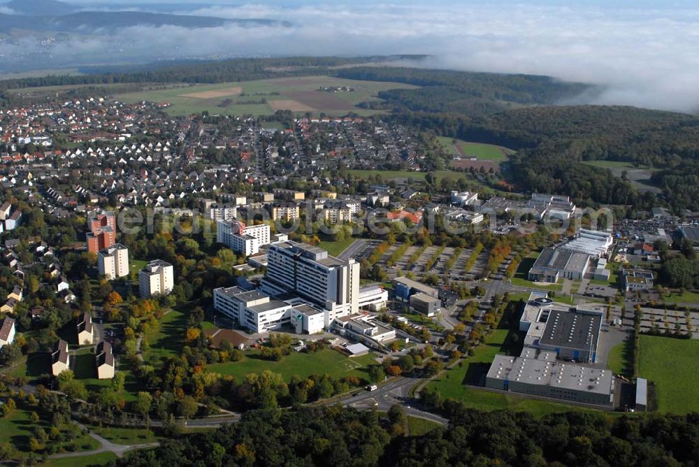 Aerial image Wetzlar - Wetzlar, ehemals Reichsstadt und Sitz des Reichskammergerichts, ist die Kreisstadt des Lahn-Dill-Kreises und zugleich ein wirtschaftliches und kulturelles Zentrum sowie der herausragende Industriestandort in Mittelhessen. Das Stadtgebiet liegt in Höhe der Dillmündung in die Lahn.Im Vordergrund das Klinikum Wetzlar-Braunfels (jährlich ca. 25.000 Patienten) über eines der größten Krankenhäuser der Region. Forsthausstr. 1-3a · 35578 Wetzlar; Telefon 06441/79 - 1 · Fax 06441/79- 2034. B & R Entwicklungs- und Konstruktions GmbH Hörnsheimer Eck 1;Adresse der Stadtverwaltung: Ernst-Leitz-Straße 30; 35578 Wetzlar; Webpräsenz: