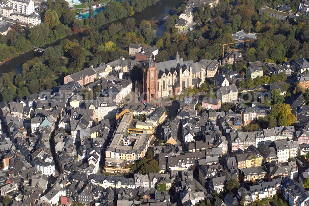 Aerial photograph Wetzlar - Wetzlar, ehemals Reichsstadt und Sitz des Reichskammergerichts, ist die Kreisstadt des Lahn-Dill-Kreises und zugleich ein wirtschaftliches und kulturelles Zentrum sowie der herausragende Industriestandort in Mittelhessen. Das Stadtgebiet liegt in Höhe der Dillmündung in die Lahn.Im Vordergrund der Dom zu Wetzlar ist keine eigentliche Kathedrale, weil Wetzlar kein Bischofssitz ist. Die Bezeichnung Dom für die Stifts- und Pfarrkirche bürgerte sich ab Ende des 17. Jh. ein. Die Bezeichnung setzte sich in der Zeit des Reichskammergerichts (1693-1806) durch, als der Erzbischof von Trier immer der Stiftspropst war. Bis heute ist im Wertegefühl der Wetzlarer Bevölkerung das Verständnis der Kirche als Dom geblieben. Stadtverwaltung: Ernst-Leitz-Straße 30; 35578 Wetzlar; Webpräsenz: