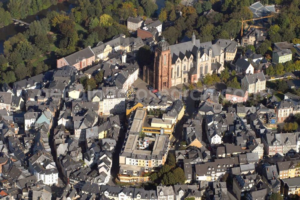 Wetzlar from above - Wetzlar, ehemals Reichsstadt und Sitz des Reichskammergerichts, ist die Kreisstadt des Lahn-Dill-Kreises und zugleich ein wirtschaftliches und kulturelles Zentrum sowie der herausragende Industriestandort in Mittelhessen. Das Stadtgebiet liegt in Höhe der Dillmündung in die Lahn.Im Vordergrund der Dom zu Wetzlar ist keine eigentliche Kathedrale, weil Wetzlar kein Bischofssitz ist. Die Bezeichnung Dom für die Stifts- und Pfarrkirche bürgerte sich ab Ende des 17. Jh. ein. Die Bezeichnung setzte sich in der Zeit des Reichskammergerichts (1693-1806) durch, als der Erzbischof von Trier immer der Stiftspropst war. Bis heute ist im Wertegefühl der Wetzlarer Bevölkerung das Verständnis der Kirche als Dom geblieben. Stadtverwaltung: Ernst-Leitz-Straße 30; 35578 Wetzlar; Webpräsenz: