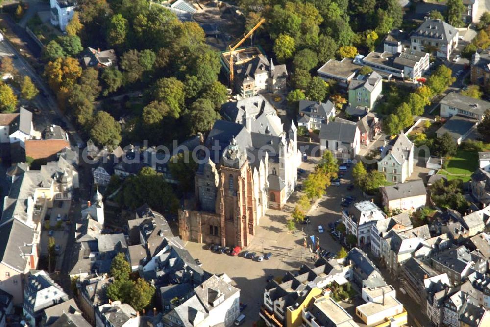 Aerial image Wetzlar - Wetzlar, ehemals Reichsstadt und Sitz des Reichskammergerichts, ist die Kreisstadt des Lahn-Dill-Kreises und zugleich ein wirtschaftliches und kulturelles Zentrum sowie der herausragende Industriestandort in Mittelhessen. Das Stadtgebiet liegt in Höhe der Dillmündung in die Lahn.Im Vordergrund der Dom zu Wetzlar ist keine eigentliche Kathedrale, weil Wetzlar kein Bischofssitz ist. Die Bezeichnung Dom für die Stifts- und Pfarrkirche bürgerte sich ab Ende des 17. Jh. ein. Die Bezeichnung setzte sich in der Zeit des Reichskammergerichts (1693-1806) durch, als der Erzbischof von Trier immer der Stiftspropst war. Bis heute ist im Wertegefühl der Wetzlarer Bevölkerung das Verständnis der Kirche als Dom geblieben. Stadtverwaltung: Ernst-Leitz-Straße 30; 35578 Wetzlar; Webpräsenz: