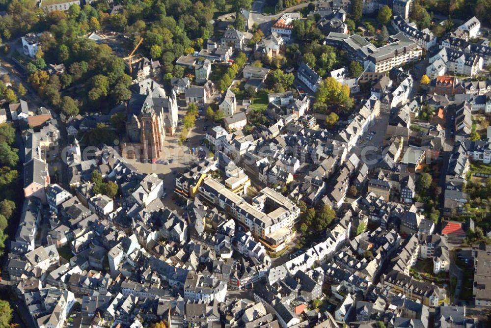 Aerial photograph Wetzlar - Wetzlar, ehemals Reichsstadt und Sitz des Reichskammergerichts, ist die Kreisstadt des Lahn-Dill-Kreises und zugleich ein wirtschaftliches und kulturelles Zentrum sowie der herausragende Industriestandort in Mittelhessen. Das Stadtgebiet liegt in Höhe der Dillmündung in die Lahn.Im Vordergrund der Dom zu Wetzlar ist keine eigentliche Kathedrale, weil Wetzlar kein Bischofssitz ist. Die Bezeichnung Dom für die Stifts- und Pfarrkirche bürgerte sich ab Ende des 17. Jh. ein. Die Bezeichnung setzte sich in der Zeit des Reichskammergerichts (1693-1806) durch, als der Erzbischof von Trier immer der Stiftspropst war. Bis heute ist im Wertegefühl der Wetzlarer Bevölkerung das Verständnis der Kirche als Dom geblieben. Stadtverwaltung: Ernst-Leitz-Straße 30; 35578 Wetzlar; Webpräsenz: