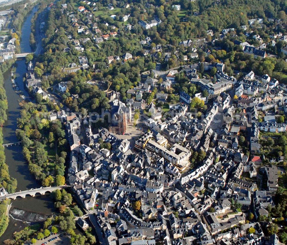 Wetzlar from above - Wetzlar, ehemals Reichsstadt und Sitz des Reichskammergerichts, ist die Kreisstadt des Lahn-Dill-Kreises und zugleich ein wirtschaftliches und kulturelles Zentrum sowie der herausragende Industriestandort in Mittelhessen. Das Stadtgebiet liegt in Höhe der Dillmündung in die Lahn.Im Vordergrund der Dom zu Wetzlar ist keine eigentliche Kathedrale, weil Wetzlar kein Bischofssitz ist. Die Bezeichnung Dom für die Stifts- und Pfarrkirche bürgerte sich ab Ende des 17. Jh. ein. Die Bezeichnung setzte sich in der Zeit des Reichskammergerichts (1693-1806) durch, als der Erzbischof von Trier immer der Stiftspropst war. Bis heute ist im Wertegefühl der Wetzlarer Bevölkerung das Verständnis der Kirche als Dom geblieben. Stadtverwaltung: Ernst-Leitz-Straße 30; 35578 Wetzlar; Webpräsenz: