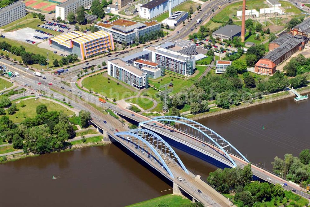 Aerial image Magdeburg - Blick auf die 1950 wieder errichtete Friedensbrücke, im Hintergrund die Experimentelle Fabrik (EXFA) Magdeburg.