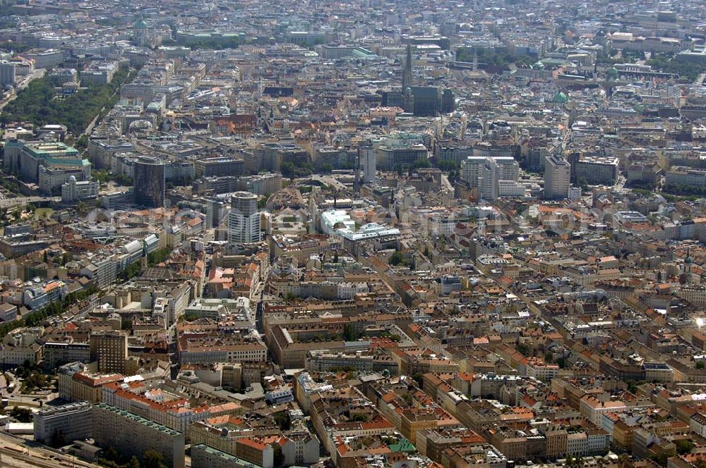 Aerial image Wien - Blick auf die Wiener Altstadt und den Stephansdom. Links im Hintergrund sind der Stadtpark und die Karlskirche zu sehen. Dem im oberen Teil des Bildes zentral gelegenem Stephansdom schließt sich zu seiner Rechten die Peterskirche an.