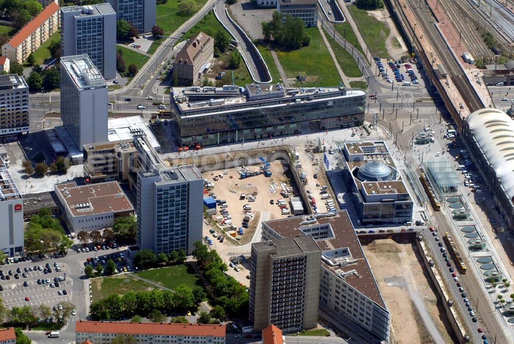 Dresden from above - Blick auf den Wiener Platz am Dresdner Hauptbahnhof. 2002 begann man den Platz nach den Entwürfen des Desdner Architekten und Bildhauers Siegbert Langner von Hatzfeldt und des Architekturbüros Heinle, Wischer und Partner den Platz zu modernisieren. Das Glaskugelhaus ist dem Kugelhaus am Großen Garten von 1928 nachempfunden. Auf der Großbaustelle mitten auf dem Wiener Platz soll die neue Staatsoperette entstehen.