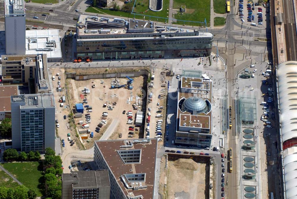 Dresden from above - Blick auf den Wiener Platz am Dresdner Hauptbahnhof. 2002 begann man den Platz nach den Entwürfen des Desdner Architekten und Bildhauers Siegbert Langner von Hatzfeldt und des Architekturbüros Heinle, Wischer und Partner den Platz zu modernisieren. Das Glaskugelhaus ist dem Kugelhaus am Großen Garten von 1928 nachempfunden. Auf der Großbaustelle mitten auf dem Wiener Platz soll die neue Staatsoperette entstehen.