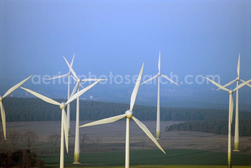 Kemlitz from above - Blick auf Windkraftenergieanlagen auf einem Feldareal zwischen Kemlitz und Falkenberg an der B102