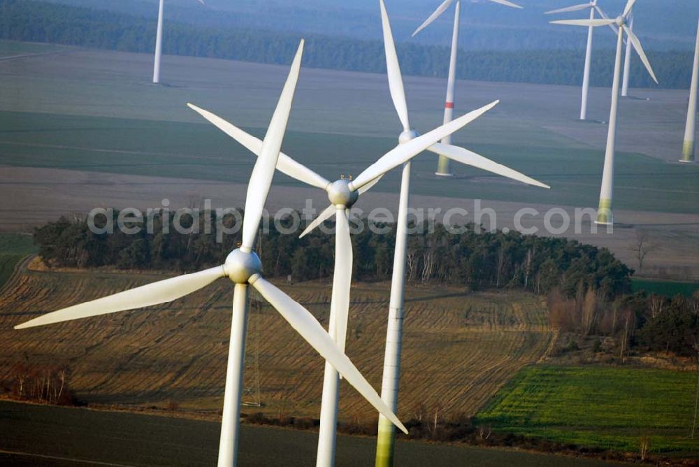 Aerial photograph Kemlitz - Blick auf Windkraftenergieanlagen auf einem Feldareal zwischen Kemlitz und Falkenberg an der B102