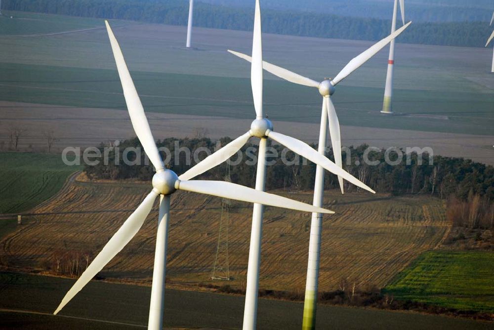 Kemlitz from above - Blick auf Windkraftenergieanlagen auf einem Feldareal zwischen Kemlitz und Falkenberg an der B102