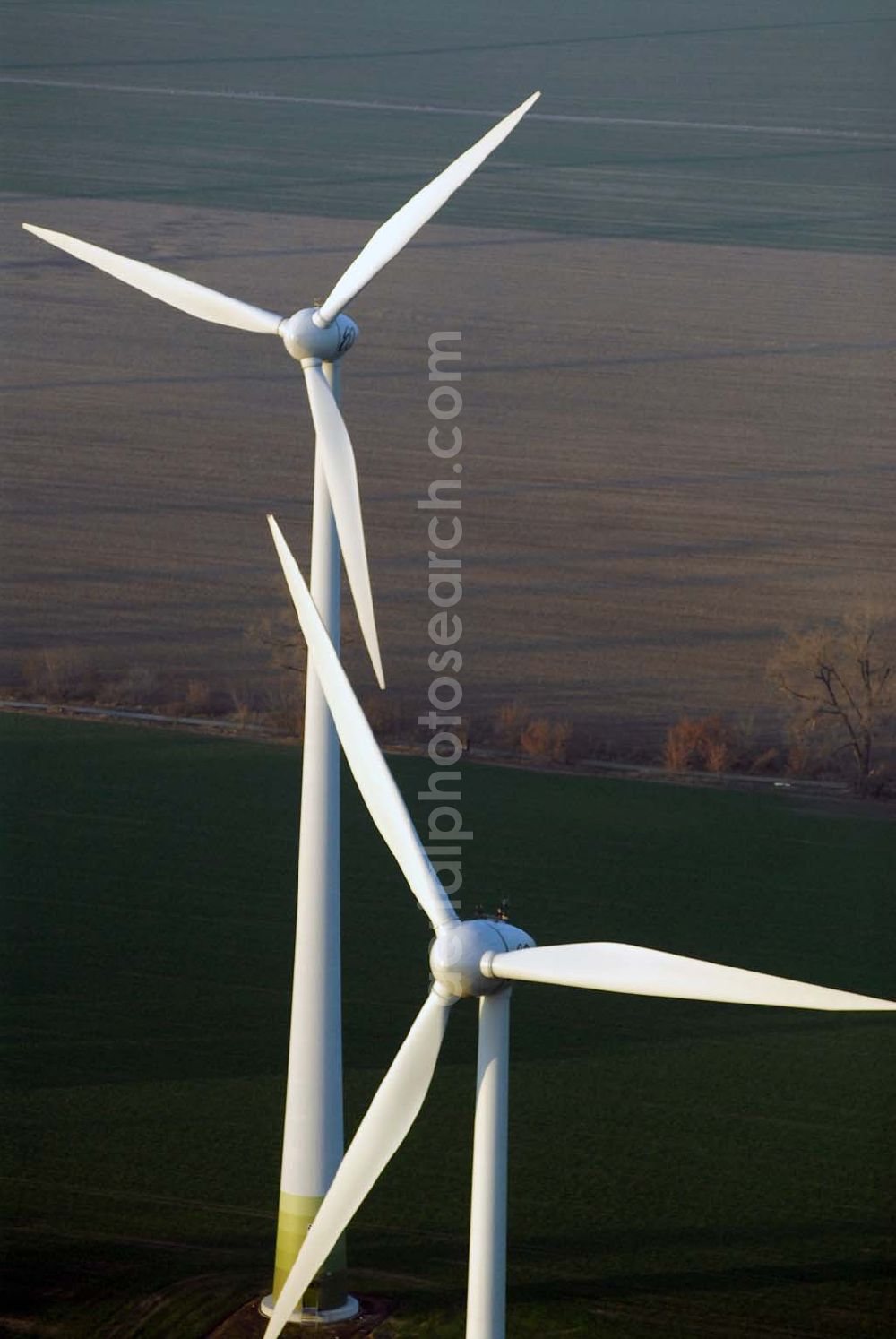 Aerial image Kemlitz - Blick auf Windkraftenergieanlagen auf einem Feldareal zwischen Kemlitz und Falkenberg an der B102