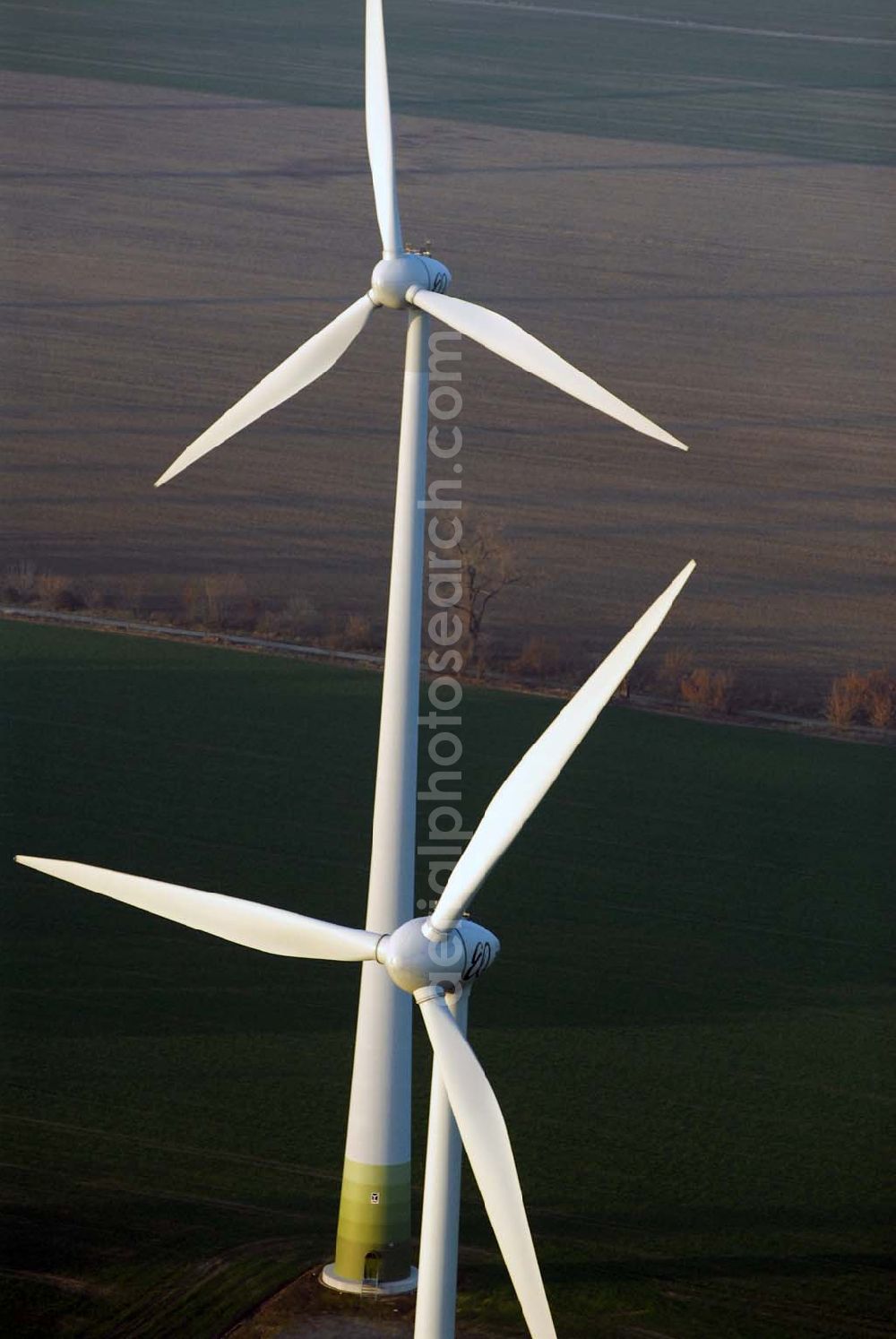 Aerial photograph Kemlitz - Blick auf Windkraftenergieanlagen auf einem Feldareal zwischen Kemlitz und Falkenberg an der B102