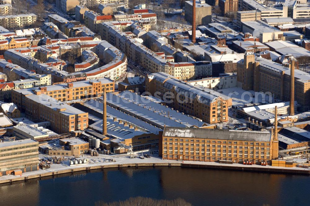 Berlin from above - Blick auf das winterlich verschneite Areal des ehemaligen Kraftwerks und Kabelwerks Oberspree in Berlin-Oberschöneweide. Heute wird das Gebiet von verschiedenen ansässigen Firmen und Unternehmen genutzt.