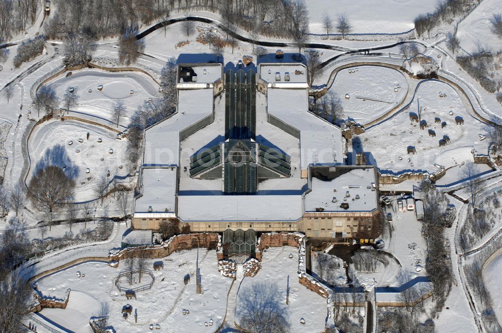 Aerial photograph Berlin - Blick auf den winterlich verschneite Elefantenhaus im Berliner Tierpark in Friedrichsfelde. Der Tierpark Berlin-Friedrichsfelde im Bezirk Lichtenberg ist einer der beiden Zoologischen Gärten in Berlin und mit 160 Hektar Fläche der größte Landschaftstiergarten in Europa. Mehr als 7.500 Tiere in fast 1.000 Arten präsentieren sich in großzügigen Gehegen. In den Gesamtkontext passende Gartenanlagen verstärken den Eindruck eines Parks. In den letzten Jahren ist der Tierpark über Berlin hinaus insbesondere durch seine Zucht von Afrikanischen Elefanten bekannt geworden.