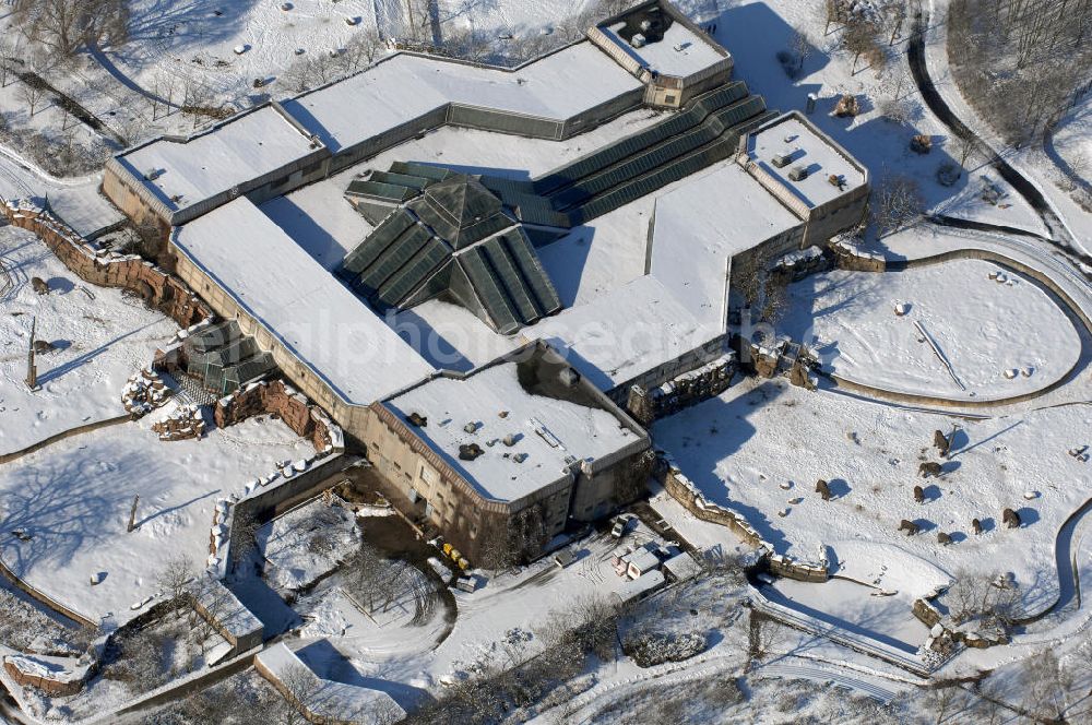 Aerial image Berlin - Blick auf den winterlich verschneite Elefantenhaus im Berliner Tierpark in Friedrichsfelde. Der Tierpark Berlin-Friedrichsfelde im Bezirk Lichtenberg ist einer der beiden Zoologischen Gärten in Berlin und mit 160 Hektar Fläche der größte Landschaftstiergarten in Europa. Mehr als 7.500 Tiere in fast 1.000 Arten präsentieren sich in großzügigen Gehegen. In den Gesamtkontext passende Gartenanlagen verstärken den Eindruck eines Parks. In den letzten Jahren ist der Tierpark über Berlin hinaus insbesondere durch seine Zucht von Afrikanischen Elefanten bekannt geworden.