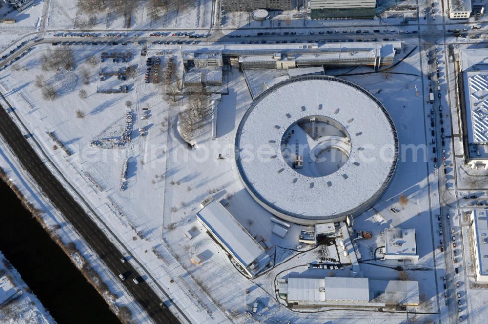 Berlin from above - Blick auf das schneebedeckte winterliche Gelände des Elektronen- Speicherring BESSY der einzigen deutschen Synchrotronstrahlungsquelle der dritten Generation in Berlin-Köpenick. Die Berliner Elektronenspeicherring-Gesellschaft für Synchrotronstrahlung (BESSY) stellt diese Synchrotronstrahlung für die internationale Forschung und Industrie bereit. Adresse: Berliner Elektronenspeicherring-Gesellschaft für Synchrotronstrahlung m.b.H., Albert-Einstein-Str. 15, 12489 Berlin, Tel. +49 (0)30 63 92 29 99, Fax +49 (0)30 63 92 29 90,