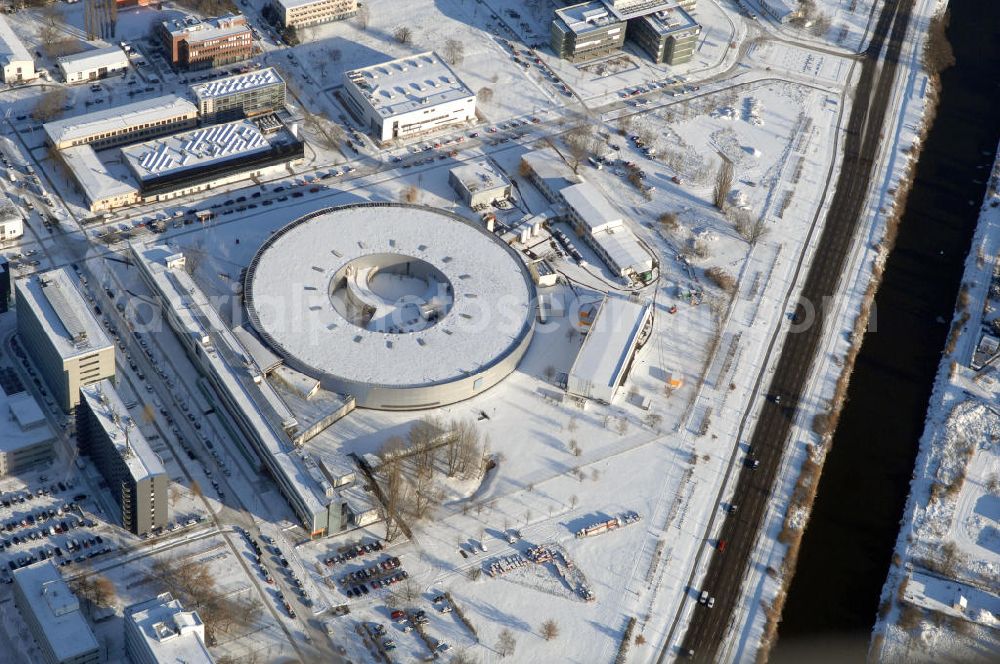 Berlin from the bird's eye view: Blick auf das schneebedeckte winterliche Gelände des Elektronen- Speicherring BESSY der einzigen deutschen Synchrotronstrahlungsquelle der dritten Generation in Berlin-Köpenick. Die Berliner Elektronenspeicherring-Gesellschaft für Synchrotronstrahlung (BESSY) stellt diese Synchrotronstrahlung für die internationale Forschung und Industrie bereit. Adresse: Berliner Elektronenspeicherring-Gesellschaft für Synchrotronstrahlung m.b.H., Albert-Einstein-Str. 15, 12489 Berlin, Tel. +49 (0)30 63 92 29 99, Fax +49 (0)30 63 92 29 90,