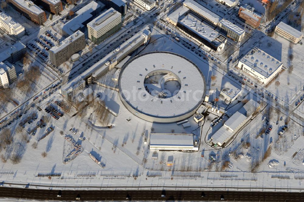 Aerial photograph Berlin - Blick auf das schneebedeckte winterliche Gelände des Elektronen- Speicherring BESSY der einzigen deutschen Synchrotronstrahlungsquelle der dritten Generation in Berlin-Köpenick. Die Berliner Elektronenspeicherring-Gesellschaft für Synchrotronstrahlung (BESSY) stellt diese Synchrotronstrahlung für die internationale Forschung und Industrie bereit. Adresse: Berliner Elektronenspeicherring-Gesellschaft für Synchrotronstrahlung m.b.H., Albert-Einstein-Str. 15, 12489 Berlin, Tel. +49 (0)30 63 92 29 99, Fax +49 (0)30 63 92 29 90,