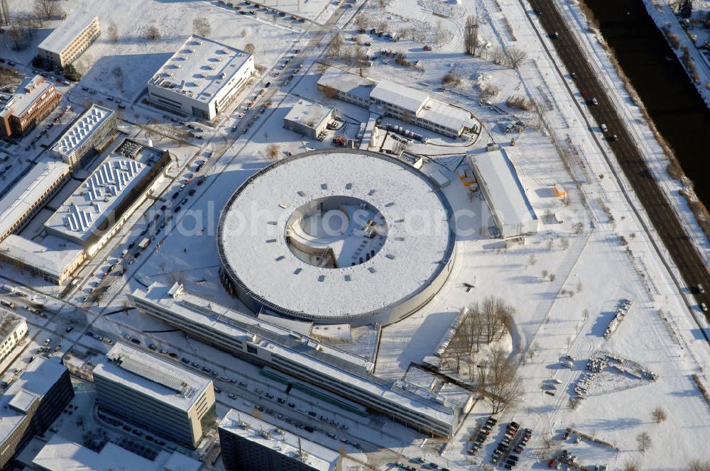 Berlin from above - Blick auf das schneebedeckte winterliche Gelände des Elektronen- Speicherring BESSY der einzigen deutschen Synchrotronstrahlungsquelle der dritten Generation in Berlin-Köpenick. Die Berliner Elektronenspeicherring-Gesellschaft für Synchrotronstrahlung (BESSY) stellt diese Synchrotronstrahlung für die internationale Forschung und Industrie bereit. Adresse: Berliner Elektronenspeicherring-Gesellschaft für Synchrotronstrahlung m.b.H., Albert-Einstein-Str. 15, 12489 Berlin, Tel. +49 (0)30 63 92 29 99, Fax +49 (0)30 63 92 29 90,