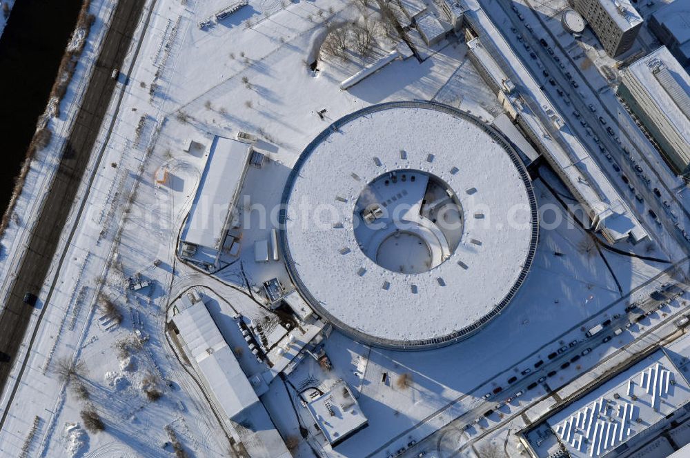 Berlin from the bird's eye view: Blick auf das schneebedeckte winterliche Gelände des Elektronen- Speicherring BESSY der einzigen deutschen Synchrotronstrahlungsquelle der dritten Generation in Berlin-Köpenick. Die Berliner Elektronenspeicherring-Gesellschaft für Synchrotronstrahlung (BESSY) stellt diese Synchrotronstrahlung für die internationale Forschung und Industrie bereit. Adresse: Berliner Elektronenspeicherring-Gesellschaft für Synchrotronstrahlung m.b.H., Albert-Einstein-Str. 15, 12489 Berlin, Tel. +49 (0)30 63 92 29 99, Fax +49 (0)30 63 92 29 90,