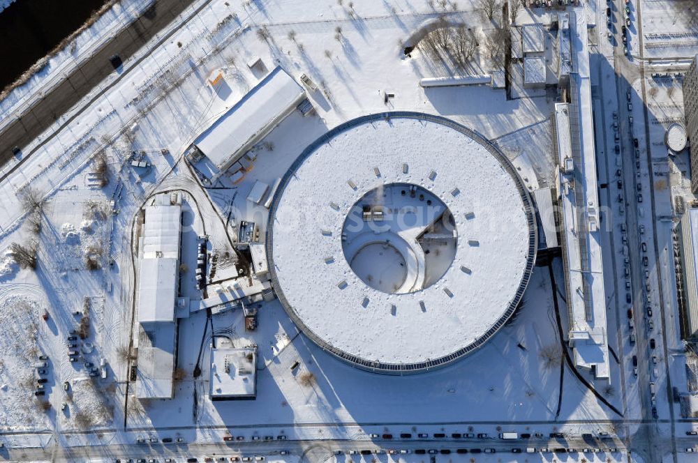 Aerial image Berlin - Blick auf das schneebedeckte winterliche Gelände des Elektronen- Speicherring BESSY der einzigen deutschen Synchrotronstrahlungsquelle der dritten Generation in Berlin-Köpenick. Die Berliner Elektronenspeicherring-Gesellschaft für Synchrotronstrahlung (BESSY) stellt diese Synchrotronstrahlung für die internationale Forschung und Industrie bereit. Adresse: Berliner Elektronenspeicherring-Gesellschaft für Synchrotronstrahlung m.b.H., Albert-Einstein-Str. 15, 12489 Berlin, Tel. +49 (0)30 63 92 29 99, Fax +49 (0)30 63 92 29 90,