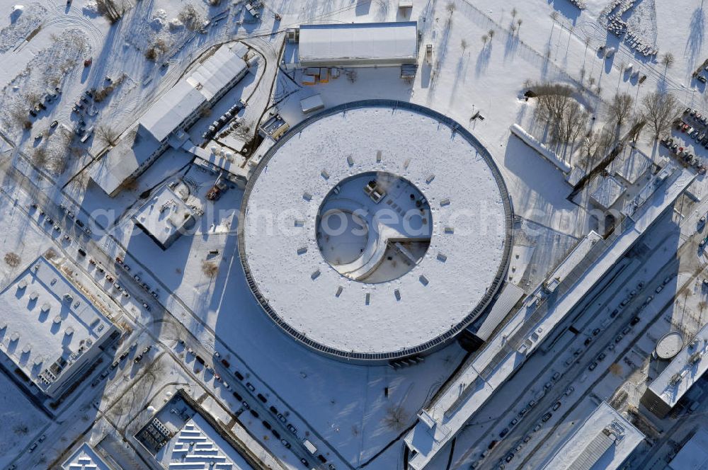 Aerial photograph Berlin - Blick auf das schneebedeckte winterliche Gelände des Elektronen- Speicherring BESSY der einzigen deutschen Synchrotronstrahlungsquelle der dritten Generation in Berlin-Köpenick. Die Berliner Elektronenspeicherring-Gesellschaft für Synchrotronstrahlung (BESSY) stellt diese Synchrotronstrahlung für die internationale Forschung und Industrie bereit. Adresse: Berliner Elektronenspeicherring-Gesellschaft für Synchrotronstrahlung m.b.H., Albert-Einstein-Str. 15, 12489 Berlin, Tel. +49 (0)30 63 92 29 99, Fax +49 (0)30 63 92 29 90,