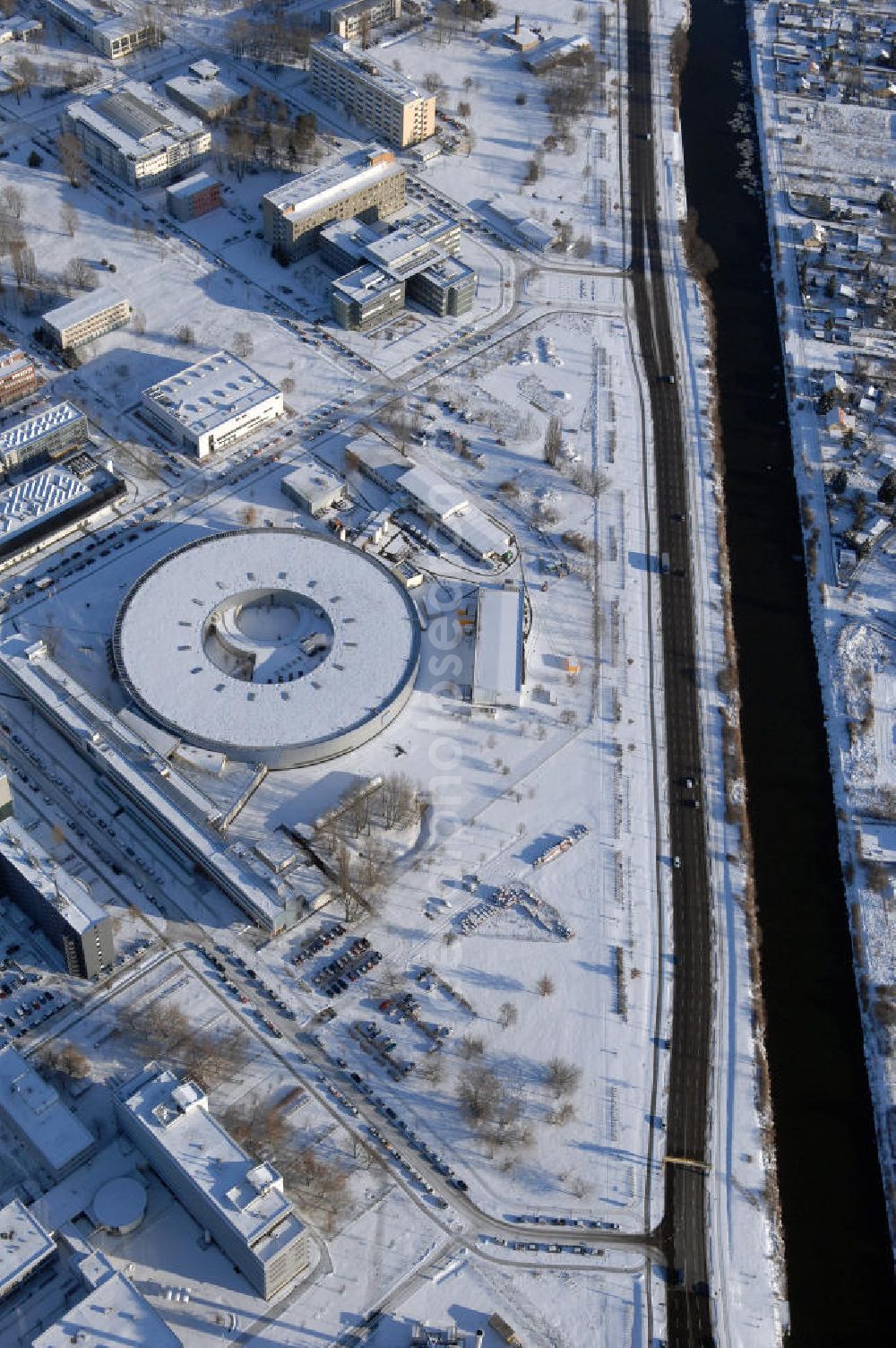 Berlin from above - Blick auf das schneebedeckte winterliche Gelände des Elektronen- Speicherring BESSY der einzigen deutschen Synchrotronstrahlungsquelle der dritten Generation in Berlin-Köpenick. Die Berliner Elektronenspeicherring-Gesellschaft für Synchrotronstrahlung (BESSY) stellt diese Synchrotronstrahlung für die internationale Forschung und Industrie bereit. Adresse: Berliner Elektronenspeicherring-Gesellschaft für Synchrotronstrahlung m.b.H., Albert-Einstein-Str. 15, 12489 Berlin, Tel. +49 (0)30 63 92 29 99, Fax +49 (0)30 63 92 29 90,