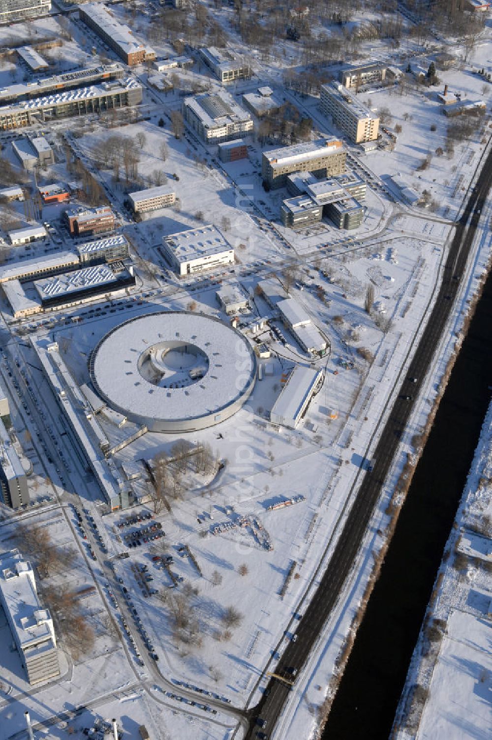 Berlin from the bird's eye view: Blick auf das schneebedeckte winterliche Gelände des Elektronen- Speicherring BESSY der einzigen deutschen Synchrotronstrahlungsquelle der dritten Generation in Berlin-Köpenick. Die Berliner Elektronenspeicherring-Gesellschaft für Synchrotronstrahlung (BESSY) stellt diese Synchrotronstrahlung für die internationale Forschung und Industrie bereit. Adresse: Berliner Elektronenspeicherring-Gesellschaft für Synchrotronstrahlung m.b.H., Albert-Einstein-Str. 15, 12489 Berlin, Tel. +49 (0)30 63 92 29 99, Fax +49 (0)30 63 92 29 90,