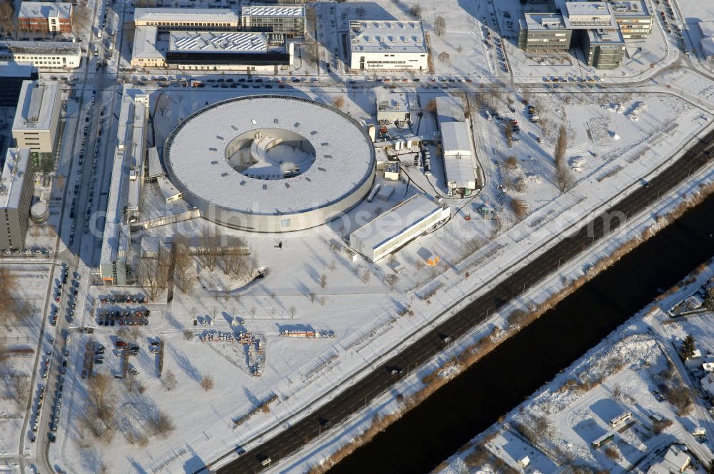 Aerial image Berlin - Blick auf das schneebedeckte winterliche Gelände des Elektronen- Speicherring BESSY der einzigen deutschen Synchrotronstrahlungsquelle der dritten Generation in Berlin-Köpenick. Die Berliner Elektronenspeicherring-Gesellschaft für Synchrotronstrahlung (BESSY) stellt diese Synchrotronstrahlung für die internationale Forschung und Industrie bereit. Adresse: Berliner Elektronenspeicherring-Gesellschaft für Synchrotronstrahlung m.b.H., Albert-Einstein-Str. 15, 12489 Berlin, Tel. +49 (0)30 63 92 29 99, Fax +49 (0)30 63 92 29 90,