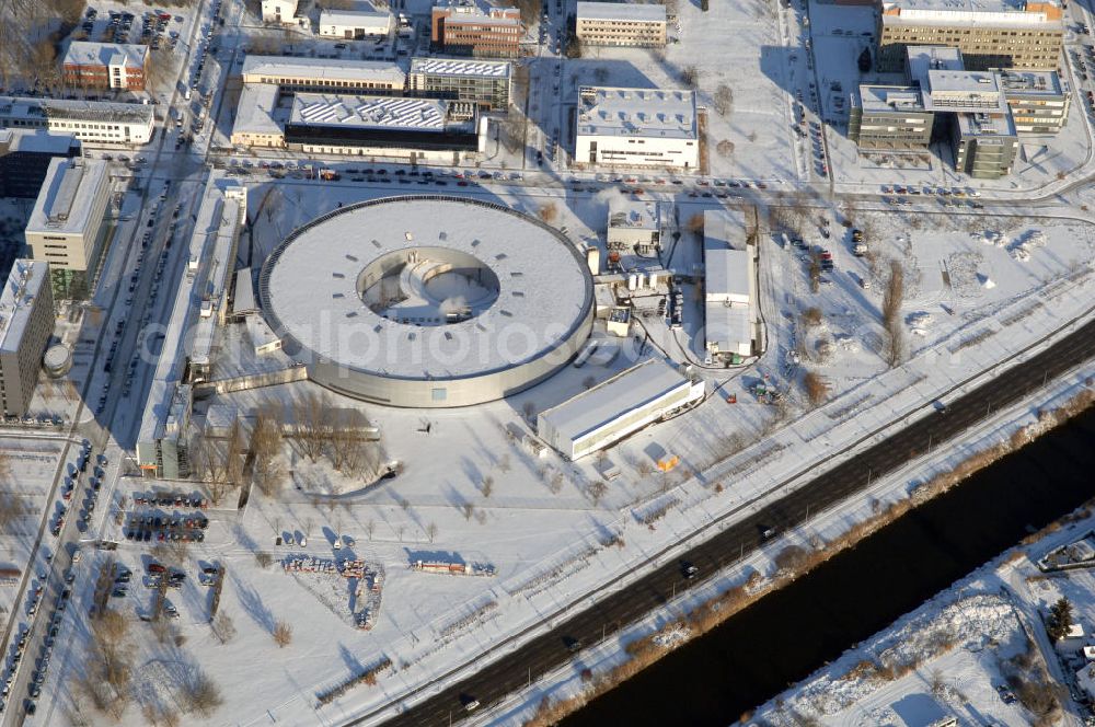 Aerial photograph Berlin - Blick auf das schneebedeckte winterliche Gelände des Elektronen- Speicherring BESSY der einzigen deutschen Synchrotronstrahlungsquelle der dritten Generation in Berlin-Köpenick. Die Berliner Elektronenspeicherring-Gesellschaft für Synchrotronstrahlung (BESSY) stellt diese Synchrotronstrahlung für die internationale Forschung und Industrie bereit. Adresse: Berliner Elektronenspeicherring-Gesellschaft für Synchrotronstrahlung m.b.H., Albert-Einstein-Str. 15, 12489 Berlin, Tel. +49 (0)30 63 92 29 99, Fax +49 (0)30 63 92 29 90,