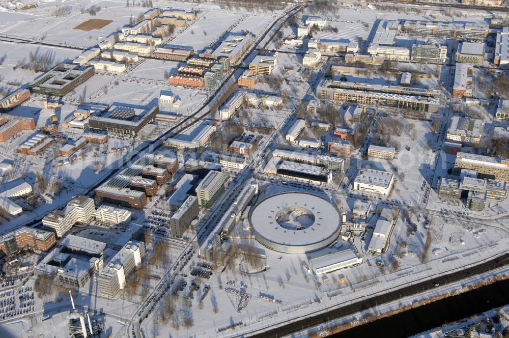 Berlin from above - Blick auf das schneebedeckte winterliche Gelände des Elektronen- Speicherring BESSY der einzigen deutschen Synchrotronstrahlungsquelle der dritten Generation in Berlin-Köpenick. Die Berliner Elektronenspeicherring-Gesellschaft für Synchrotronstrahlung (BESSY) stellt diese Synchrotronstrahlung für die internationale Forschung und Industrie bereit. Adresse: Berliner Elektronenspeicherring-Gesellschaft für Synchrotronstrahlung m.b.H., Albert-Einstein-Str. 15, 12489 Berlin, Tel. +49 (0)30 63 92 29 99, Fax +49 (0)30 63 92 29 90,