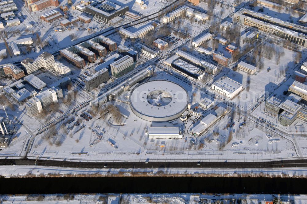 Berlin from the bird's eye view: Blick auf das schneebedeckte winterliche Gelände des Elektronen- Speicherring BESSY der einzigen deutschen Synchrotronstrahlungsquelle der dritten Generation in Berlin-Köpenick. Die Berliner Elektronenspeicherring-Gesellschaft für Synchrotronstrahlung (BESSY) stellt diese Synchrotronstrahlung für die internationale Forschung und Industrie bereit. Adresse: Berliner Elektronenspeicherring-Gesellschaft für Synchrotronstrahlung m.b.H., Albert-Einstein-Str. 15, 12489 Berlin, Tel. +49 (0)30 63 92 29 99, Fax +49 (0)30 63 92 29 90,