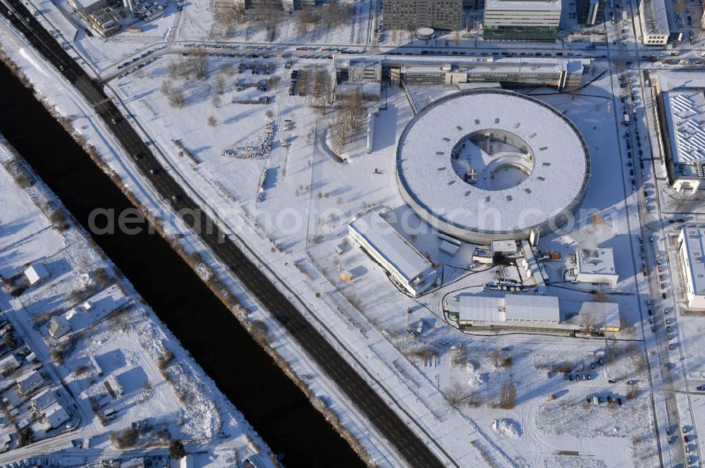 Aerial image Berlin - Blick auf das schneebedeckte winterliche Gelände des Elektronen- Speicherring BESSY der einzigen deutschen Synchrotronstrahlungsquelle der dritten Generation in Berlin-Köpenick. Die Berliner Elektronenspeicherring-Gesellschaft für Synchrotronstrahlung (BESSY) stellt diese Synchrotronstrahlung für die internationale Forschung und Industrie bereit. Adresse: Berliner Elektronenspeicherring-Gesellschaft für Synchrotronstrahlung m.b.H., Albert-Einstein-Str. 15, 12489 Berlin, Tel. +49 (0)30 63 92 29 99, Fax +49 (0)30 63 92 29 90,