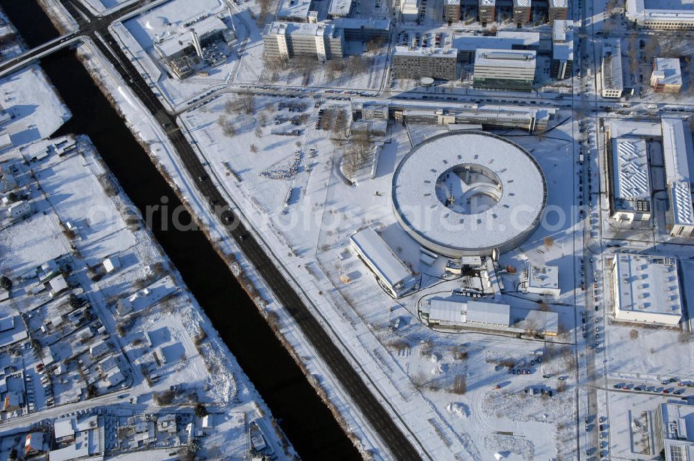 Aerial photograph Berlin - Blick auf das schneebedeckte winterliche Gelände des Elektronen- Speicherring BESSY der einzigen deutschen Synchrotronstrahlungsquelle der dritten Generation in Berlin-Köpenick. Die Berliner Elektronenspeicherring-Gesellschaft für Synchrotronstrahlung (BESSY) stellt diese Synchrotronstrahlung für die internationale Forschung und Industrie bereit. Adresse: Berliner Elektronenspeicherring-Gesellschaft für Synchrotronstrahlung m.b.H., Albert-Einstein-Str. 15, 12489 Berlin, Tel. +49 (0)30 63 92 29 99, Fax +49 (0)30 63 92 29 90,