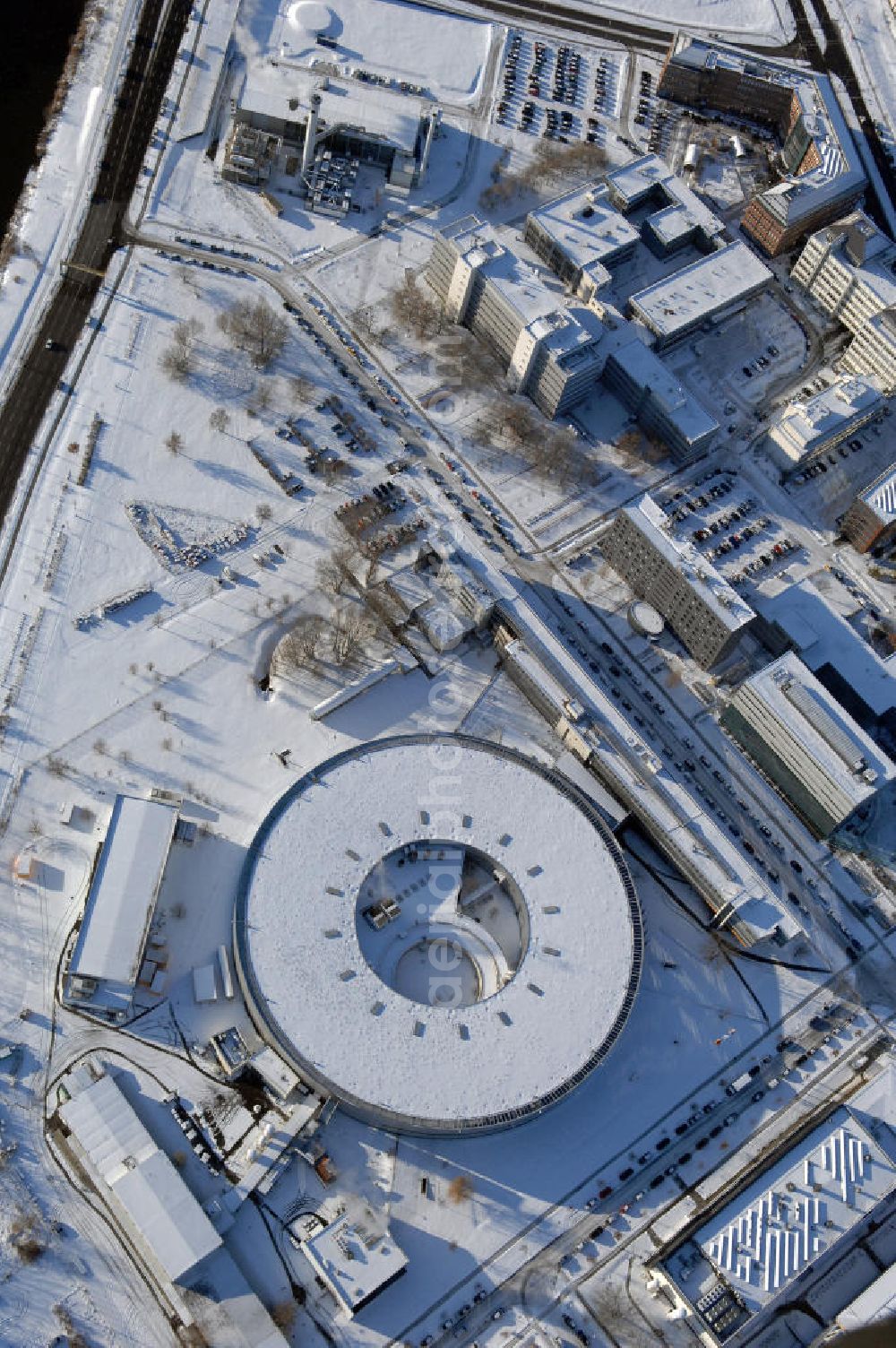 Berlin from above - Blick auf das schneebedeckte winterliche Gelände des Elektronen- Speicherring BESSY der einzigen deutschen Synchrotronstrahlungsquelle der dritten Generation in Berlin-Köpenick. Die Berliner Elektronenspeicherring-Gesellschaft für Synchrotronstrahlung (BESSY) stellt diese Synchrotronstrahlung für die internationale Forschung und Industrie bereit. Adresse: Berliner Elektronenspeicherring-Gesellschaft für Synchrotronstrahlung m.b.H., Albert-Einstein-Str. 15, 12489 Berlin, Tel. +49 (0)30 63 92 29 99, Fax +49 (0)30 63 92 29 90,