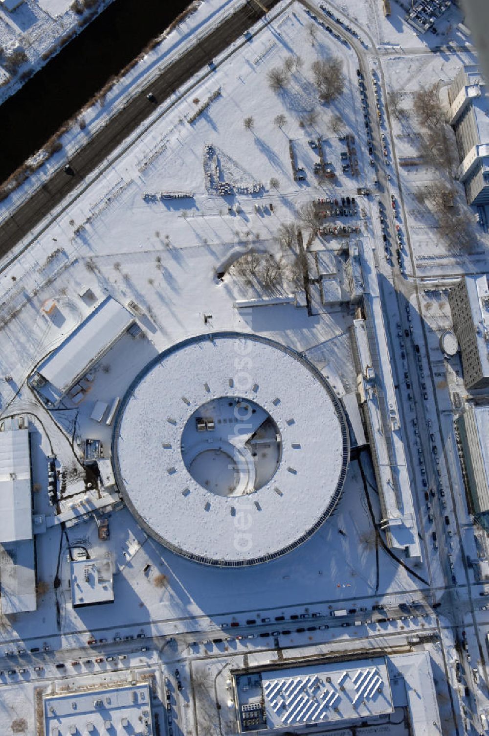 Berlin from the bird's eye view: Blick auf das schneebedeckte winterliche Gelände des Elektronen- Speicherring BESSY der einzigen deutschen Synchrotronstrahlungsquelle der dritten Generation in Berlin-Köpenick. Die Berliner Elektronenspeicherring-Gesellschaft für Synchrotronstrahlung (BESSY) stellt diese Synchrotronstrahlung für die internationale Forschung und Industrie bereit. Adresse: Berliner Elektronenspeicherring-Gesellschaft für Synchrotronstrahlung m.b.H., Albert-Einstein-Str. 15, 12489 Berlin, Tel. +49 (0)30 63 92 29 99, Fax +49 (0)30 63 92 29 90,